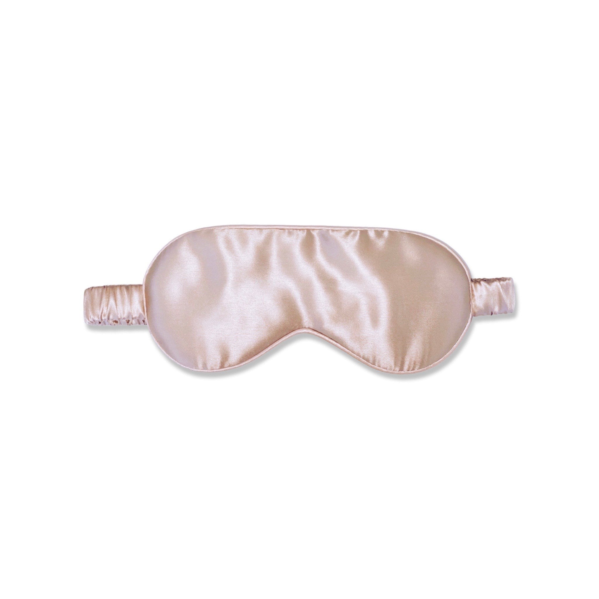 Masque de nuit en soie de couleur beige champagne en vente en boutique en ligne scrunchit silk. conçu pour protéger le contour des yeux des frottements durant la nuit.