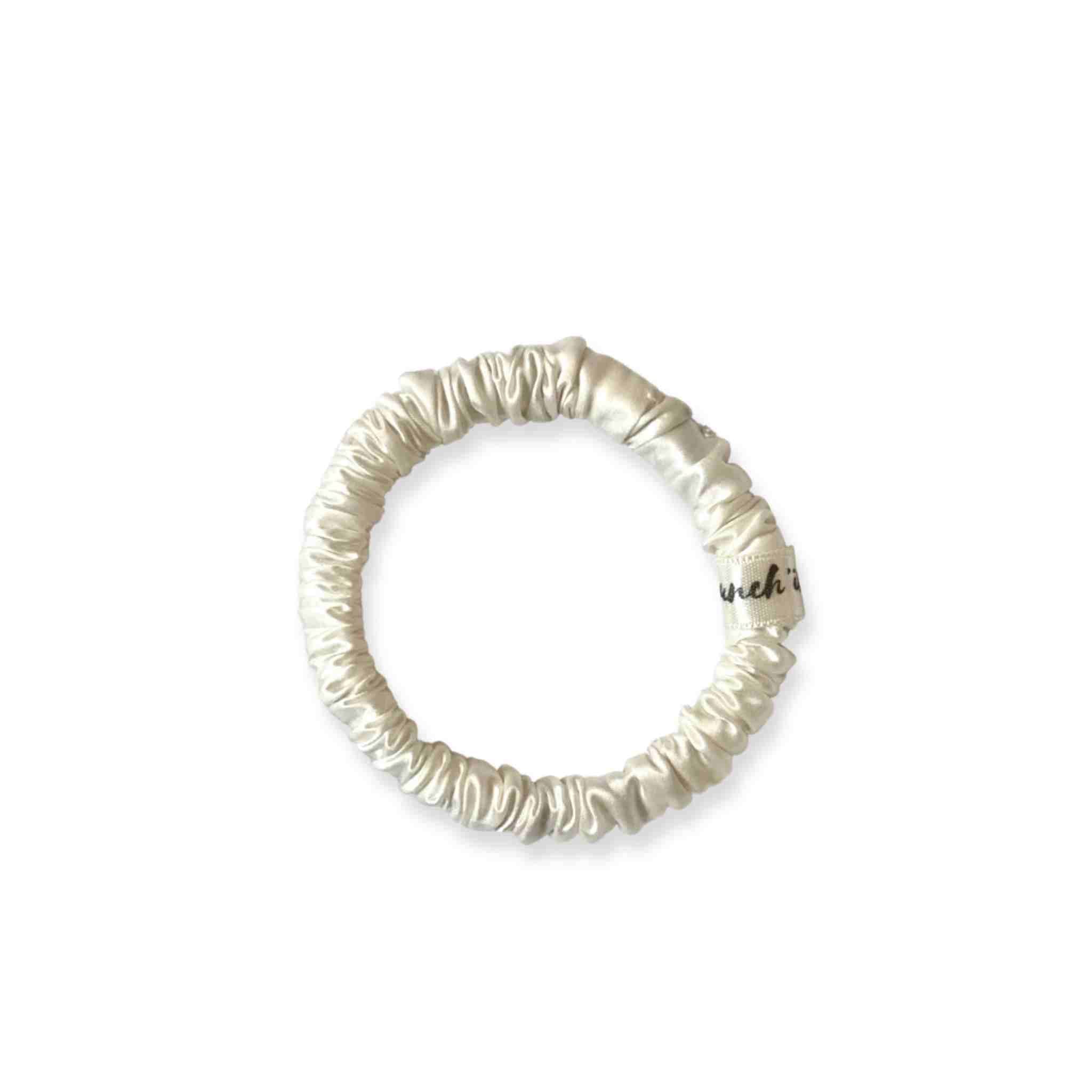 Accessoire cheveux chouchou en soie de mûrier de taille Small, en blanc. Elastique en pure soie, fin, pour protéger les cheveux de la casse et attacher les cheveux sans les abîmer et sans laisser de trace. Accessoire chic et romantique pour les coiffures pour femme.