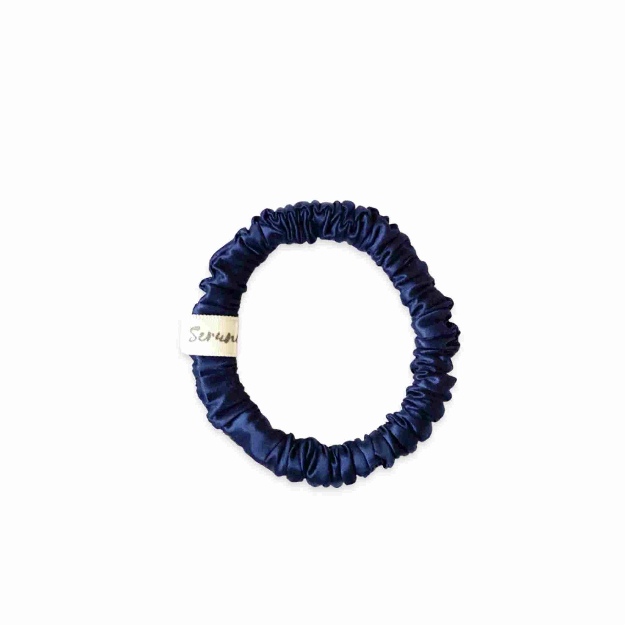 Accessoire cheveux chouchou en soie de mûrier de taille Small, en bleu. Elastique en pure soie, fin, pour protéger les cheveux de la casse et attacher les cheveux sans les abîmer et sans laisser de trace. Accessoire chic et romantique pour les coiffures pour femme.