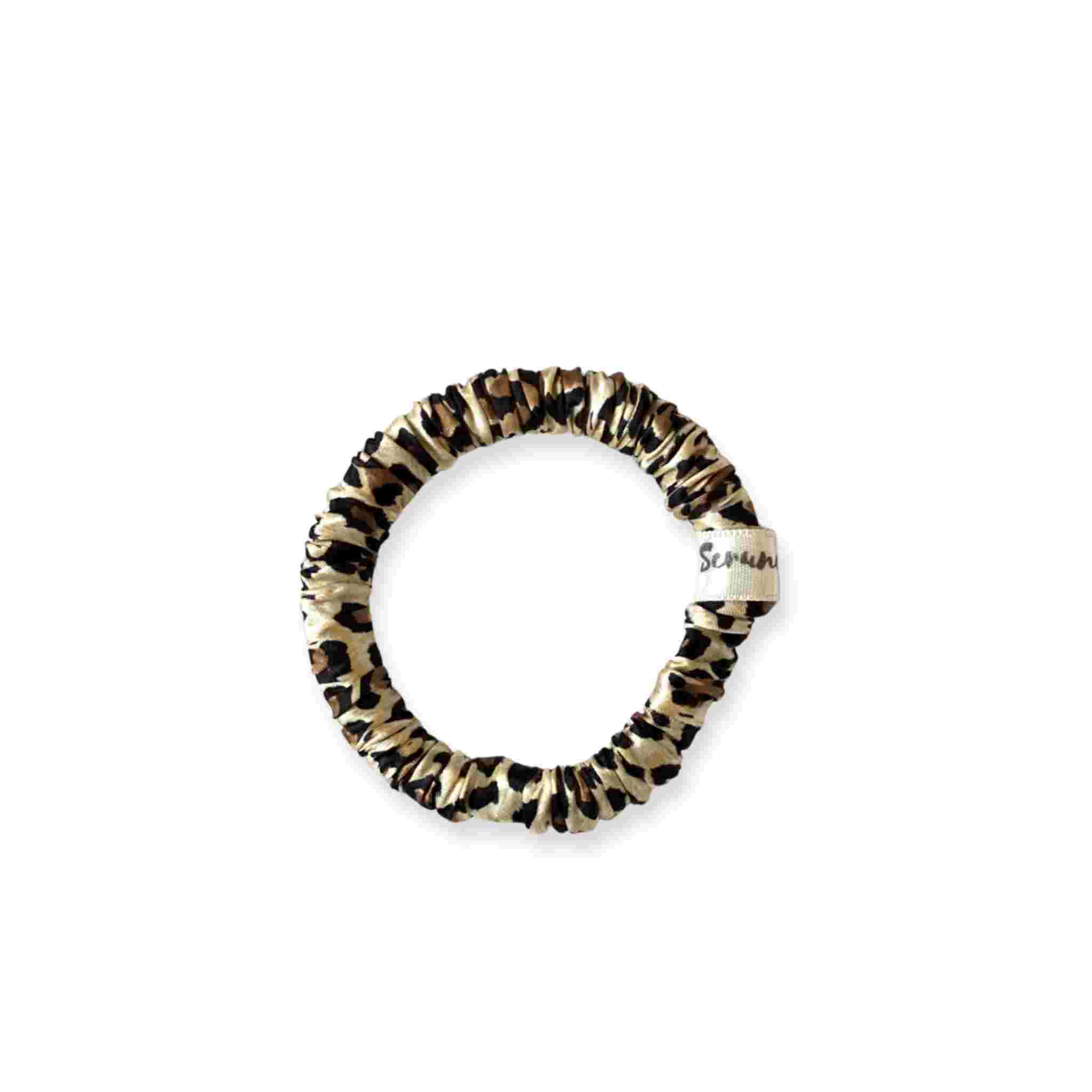 Accessoire cheveux chouchou en soie de mûrier de taille Small, en imprimé léopard. Elastique en pure soie, fin, pour protéger les cheveux de la casse et attacher les cheveux sans les abîmer et sans laisser de trace. Accessoire chic et romantique pour les coiffures pour femme.