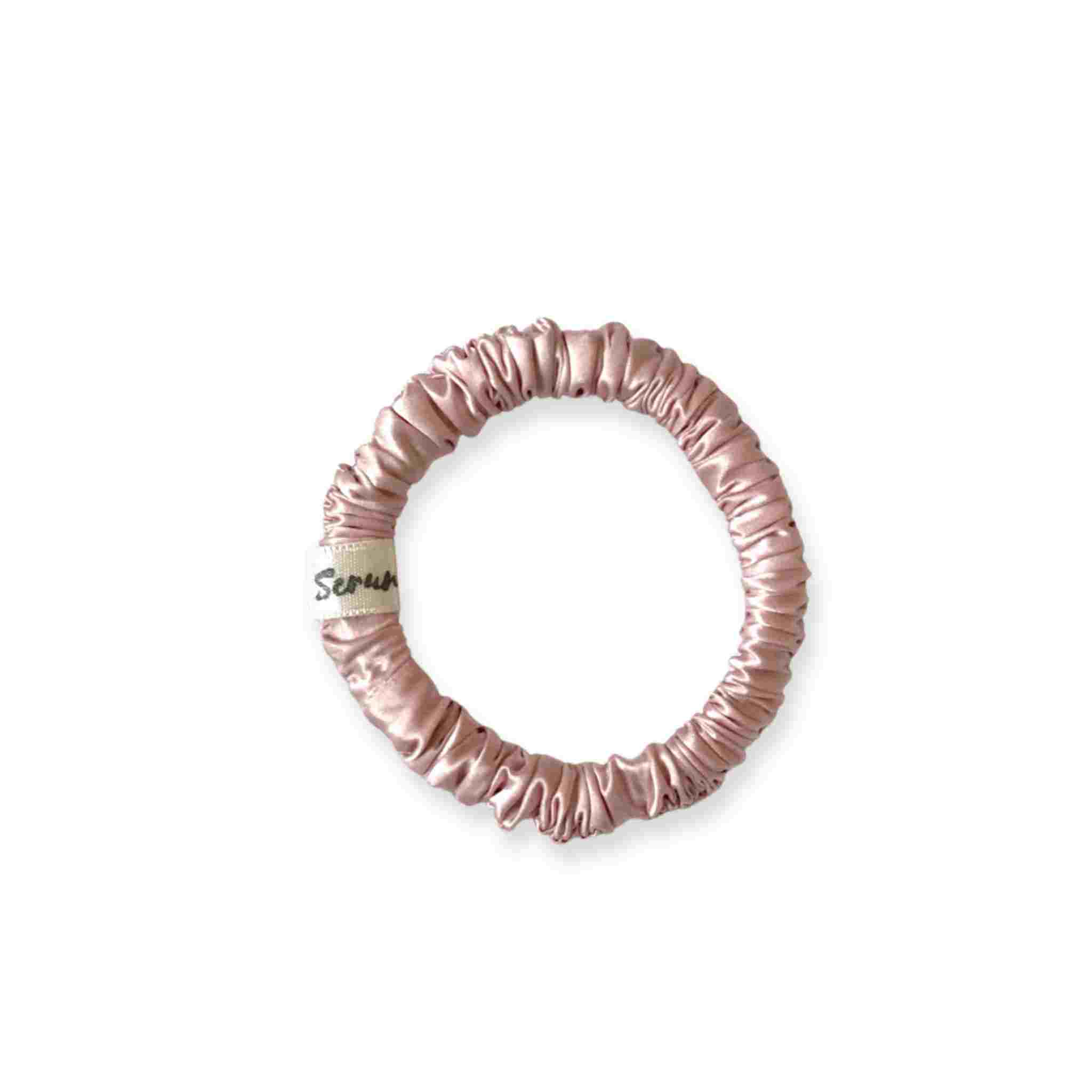 Accessoire cheveux chouchou en soie de mûrier de taille Small, en rose. Elastique en pure soie, fin, pour protéger les cheveux de la casse et attacher les cheveux sans les abîmer et sans laisser de trace. Accessoire chic et romantique pour les coiffures pour femme.