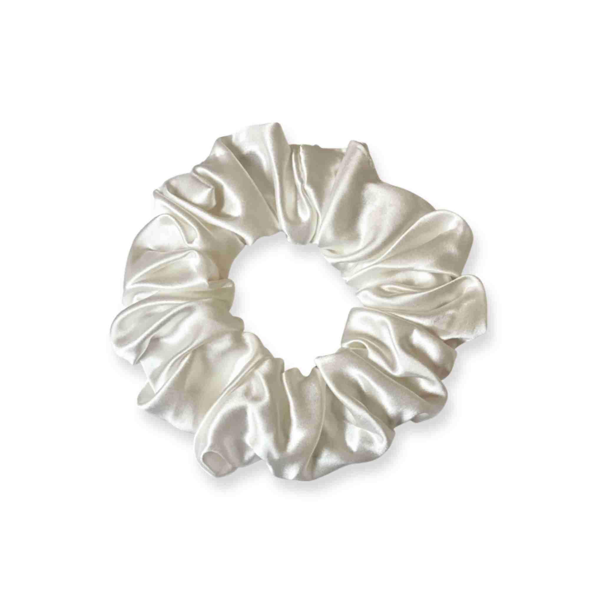 Accessoire cheveux chouchou en soie de mûrier de taille large, en blanc. Elastique en soie pure pour protéger les cheveux de la casse et attacher les cheveux sans les abîmer et sans laisser de trace. Accessoire chic et romantique pour les coiffures pour femme.