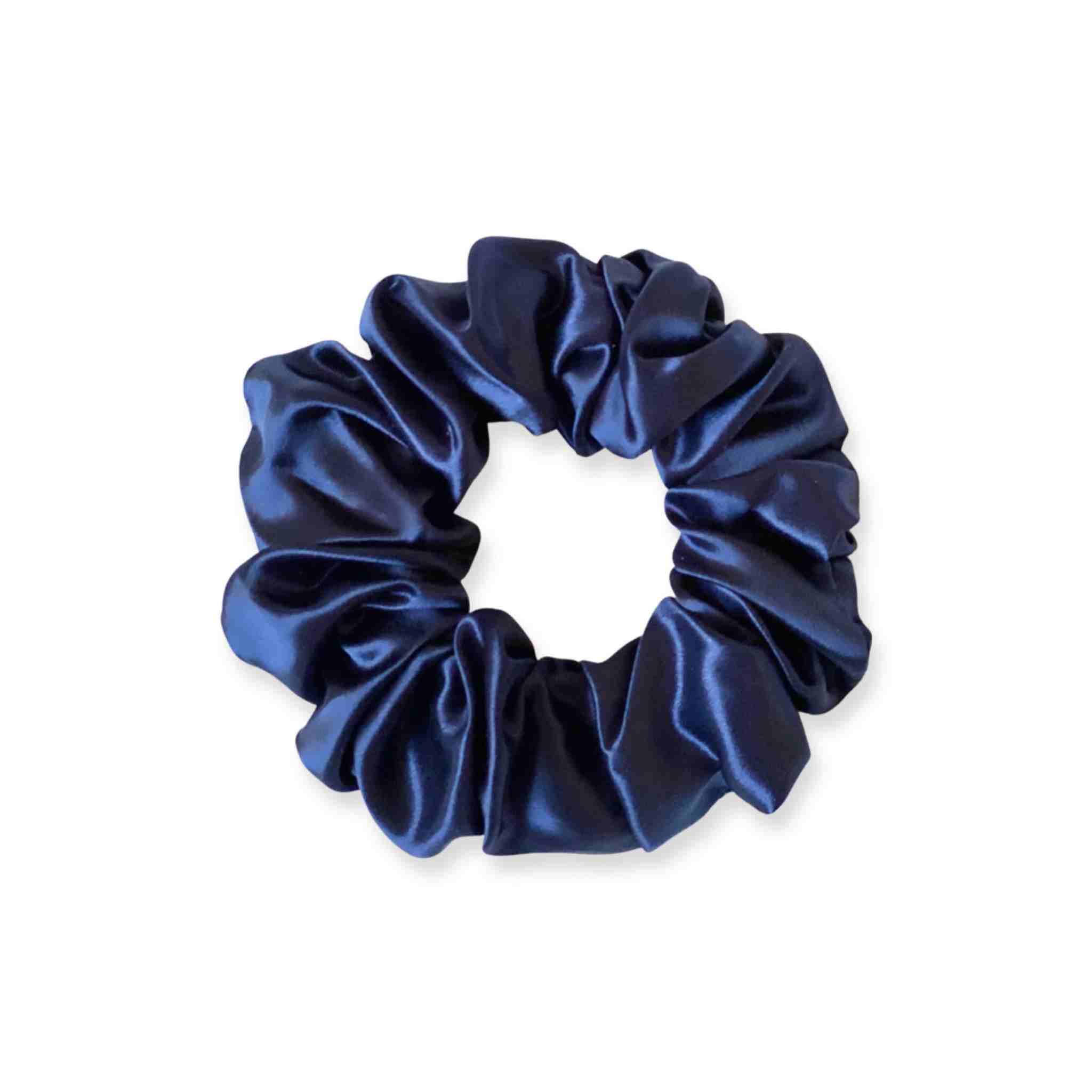 Accessoire cheveux chouchou en soie de mûrier de taille large, en bleu. Elastique en soie pure pour protéger les cheveux de la casse et attacher les cheveux sans les abîmer et sans laisser de trace. Accessoire chic et romantique pour les coiffures pour femme.