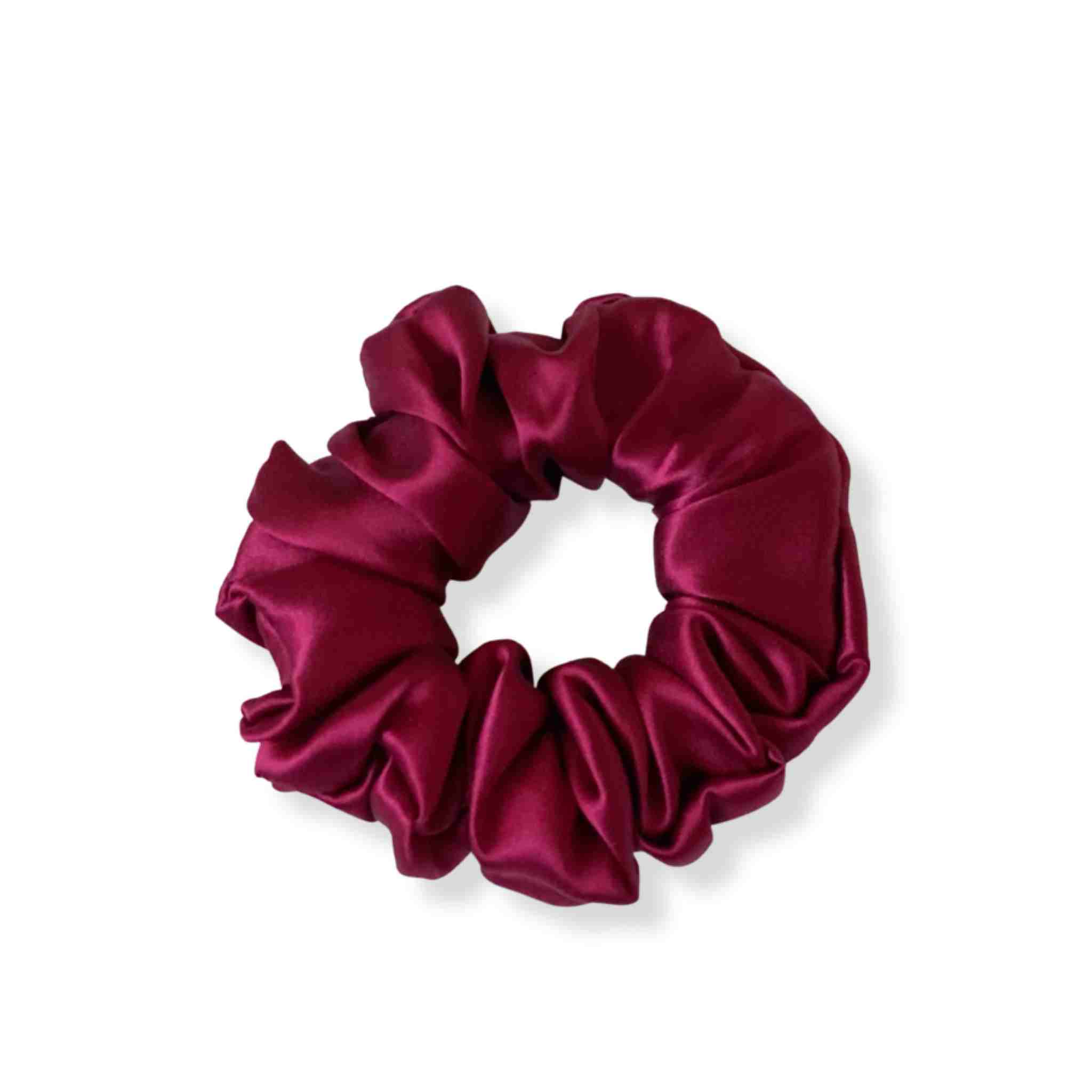 Accessoire cheveux chouchou en soie de mûrier de taille large, en bordeaux. Elastique en soie pure pour protéger les cheveux de la casse et attacher les cheveux sans les abîmer et sans laisser de trace. Accessoire chic et romantique pour les coiffures pour femme.