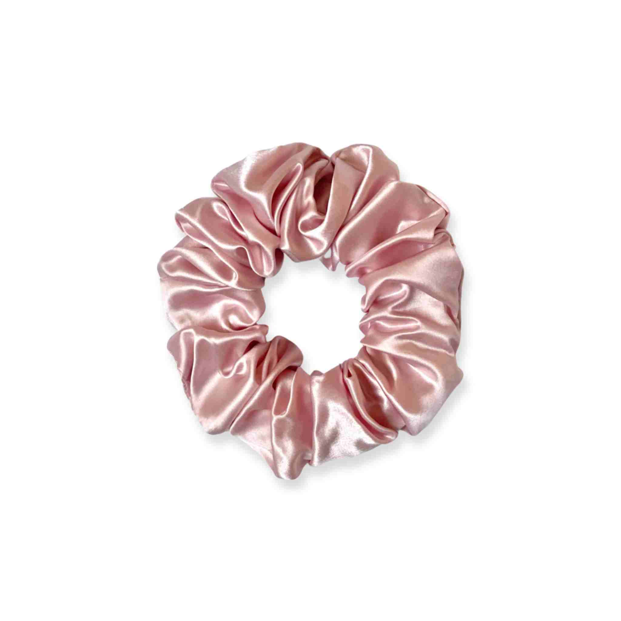 Accessoire cheveux chouchou en soie de mûrier de taille large, en rose. Elastique en soie pure pour protéger les cheveux de la casse et attacher les cheveux sans les abîmer et sans laisser de trace. Accessoire chic et romantique pour les coiffures pour femme.