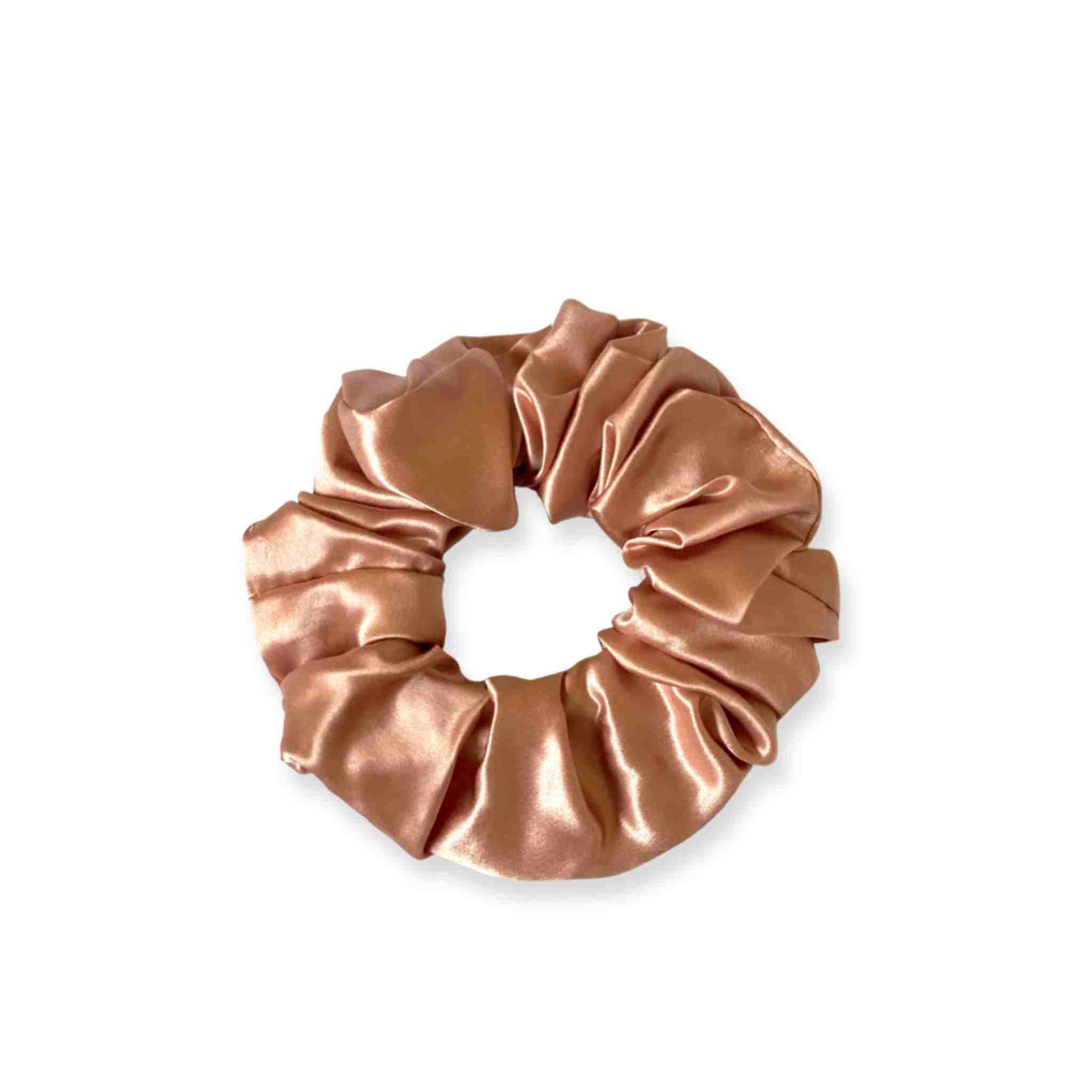 Accessoire cheveux chouchou en soie de mûrier de taille large, en saumon. Elastique en soie pure pour protéger les cheveux de la casse et attacher les cheveux sans les abîmer et sans laisser de trace. Accessoire chic et romantique pour les coiffures pour femme.