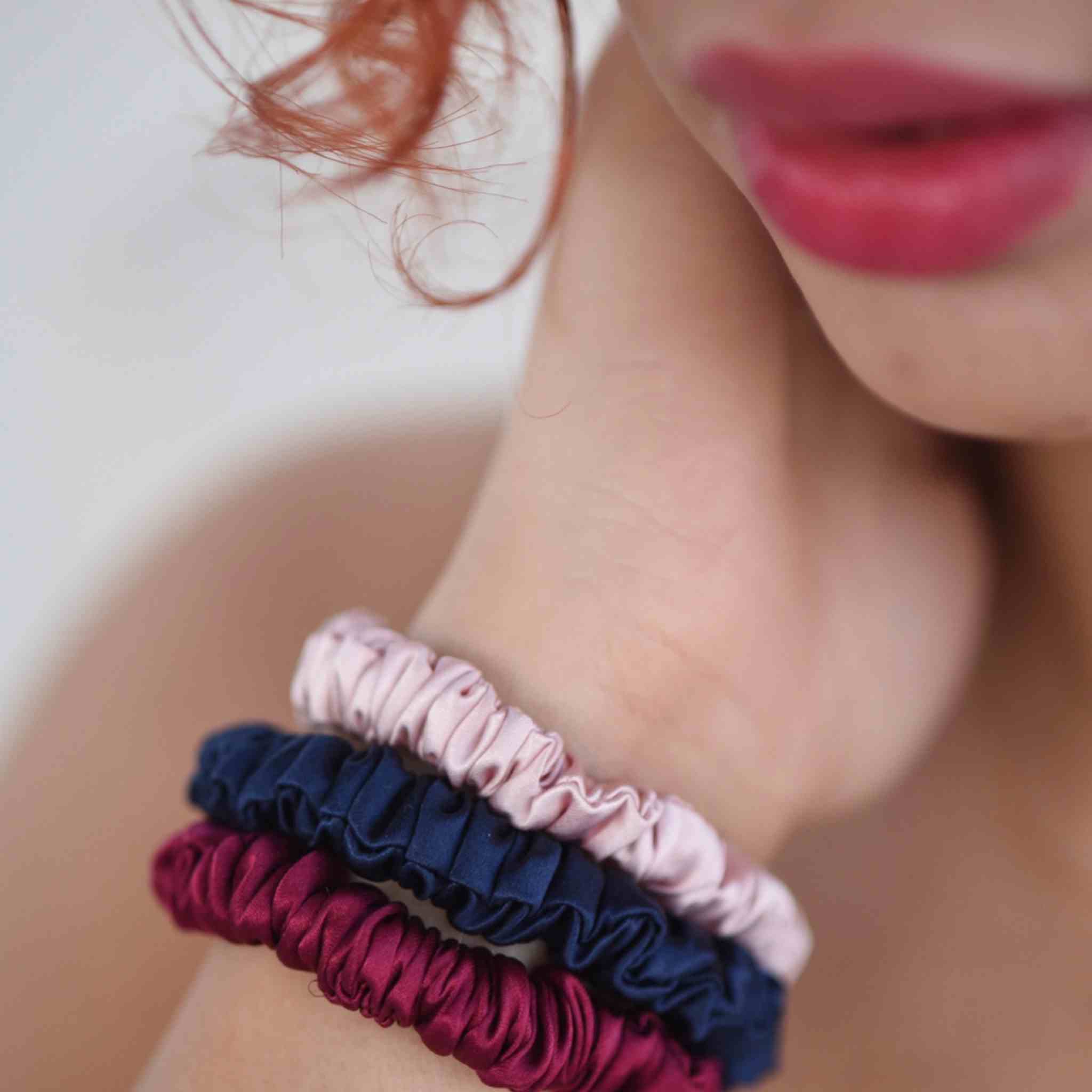 Accessoires cheveux chouchous en soie de mûrier fins, de couleur rose, bleu et bordeaux. Pack de trois élastiques en soie pure pour protéger les cheveux de la casse et attacher les cheveux sans les abîmer et sans laisser de trace. Accessoire discret pour les coiffures pour femme.