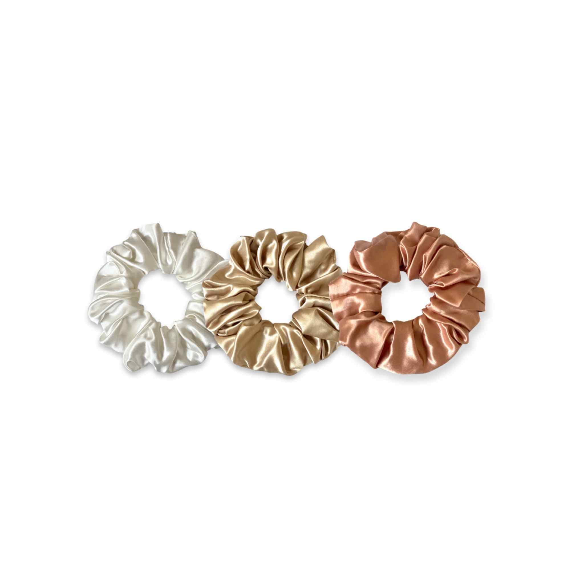 Accessoires cheveux chouchous en soie de mûrier de taille large, en blanc, beige et saumon. Pack de trois élastiques en soie pure pour protéger les cheveux de la casse et attacher les cheveux sans les abîmer et sans laisser de trace. Accessoire chic et romantique pour les coiffures pour femme.