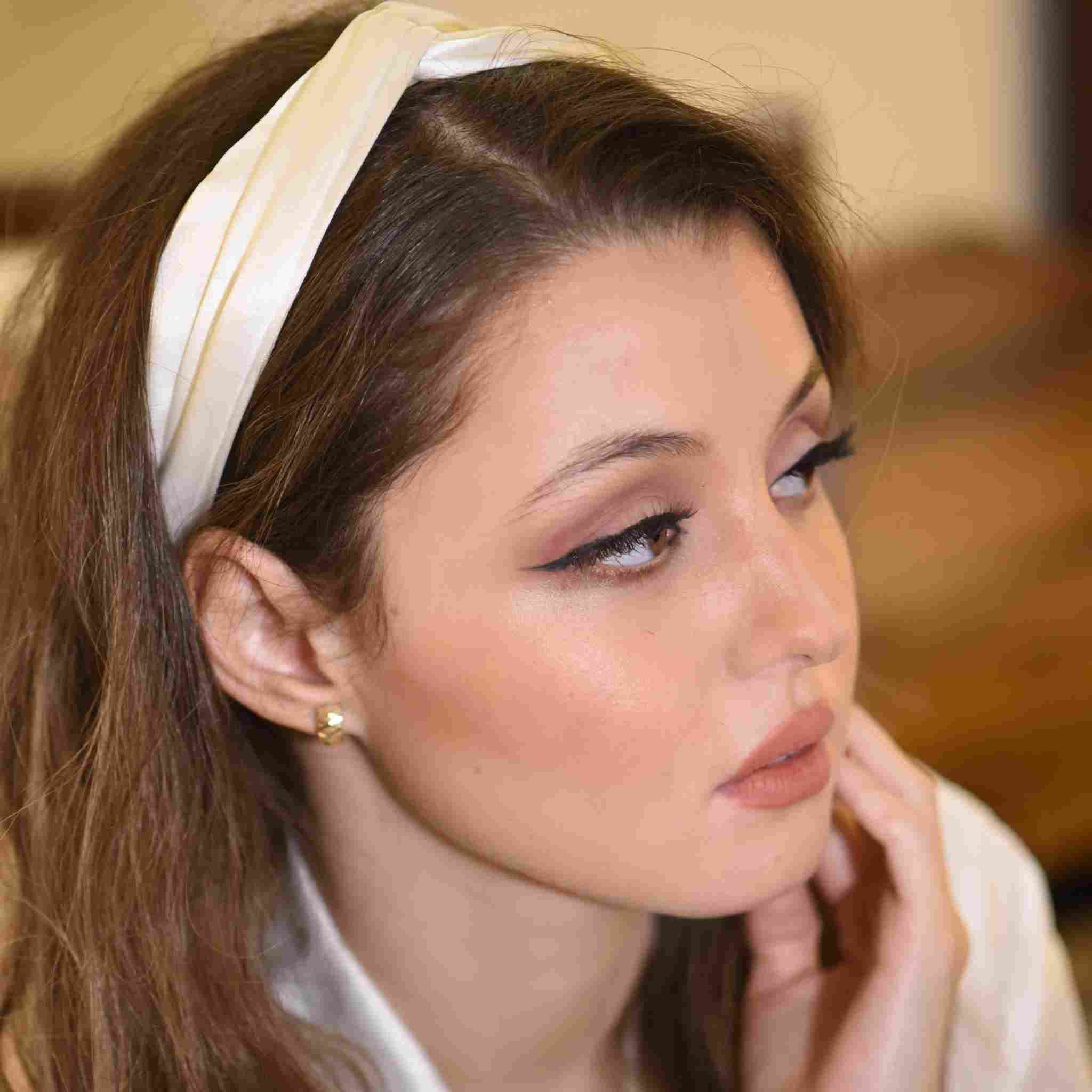 boutique en ligne Scrunchit Silk, vente de bandeaux et serre-tête en soie et en satin. Plusieurs couleurs et styles disponibles. accessoires cheveux pour réaliser des coiffures pour femmes
