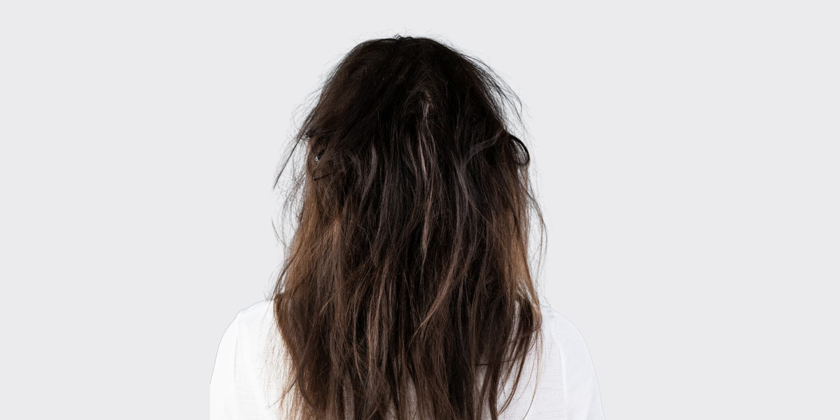 Cheveux abîmés avec frisottis