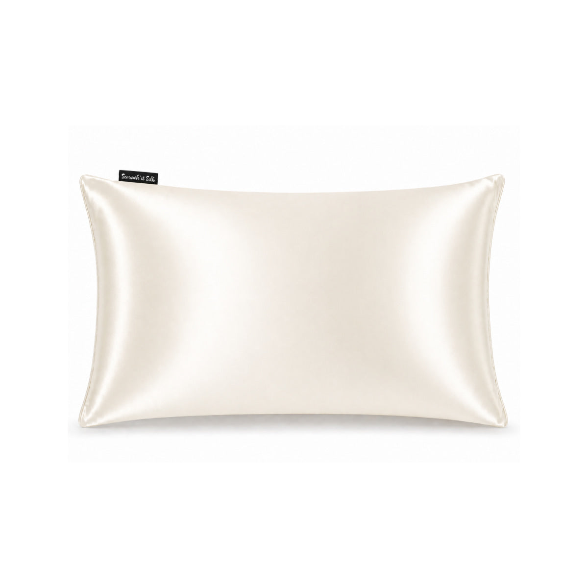 Taie d'oreiller en soie de mûrier ivoire Scrunch'it Silk, vue de face sur fond blanc