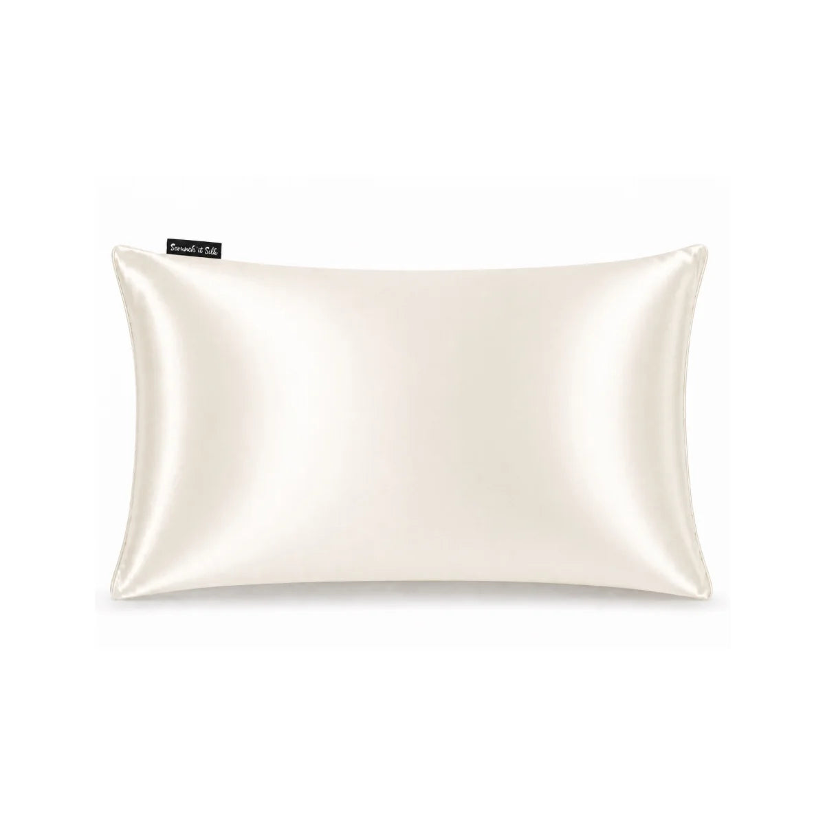 Taie d'oreiller en soie ivoire Scrunch'it Silk, présentée sur un oreiller rectangulaire sur fond blanc.