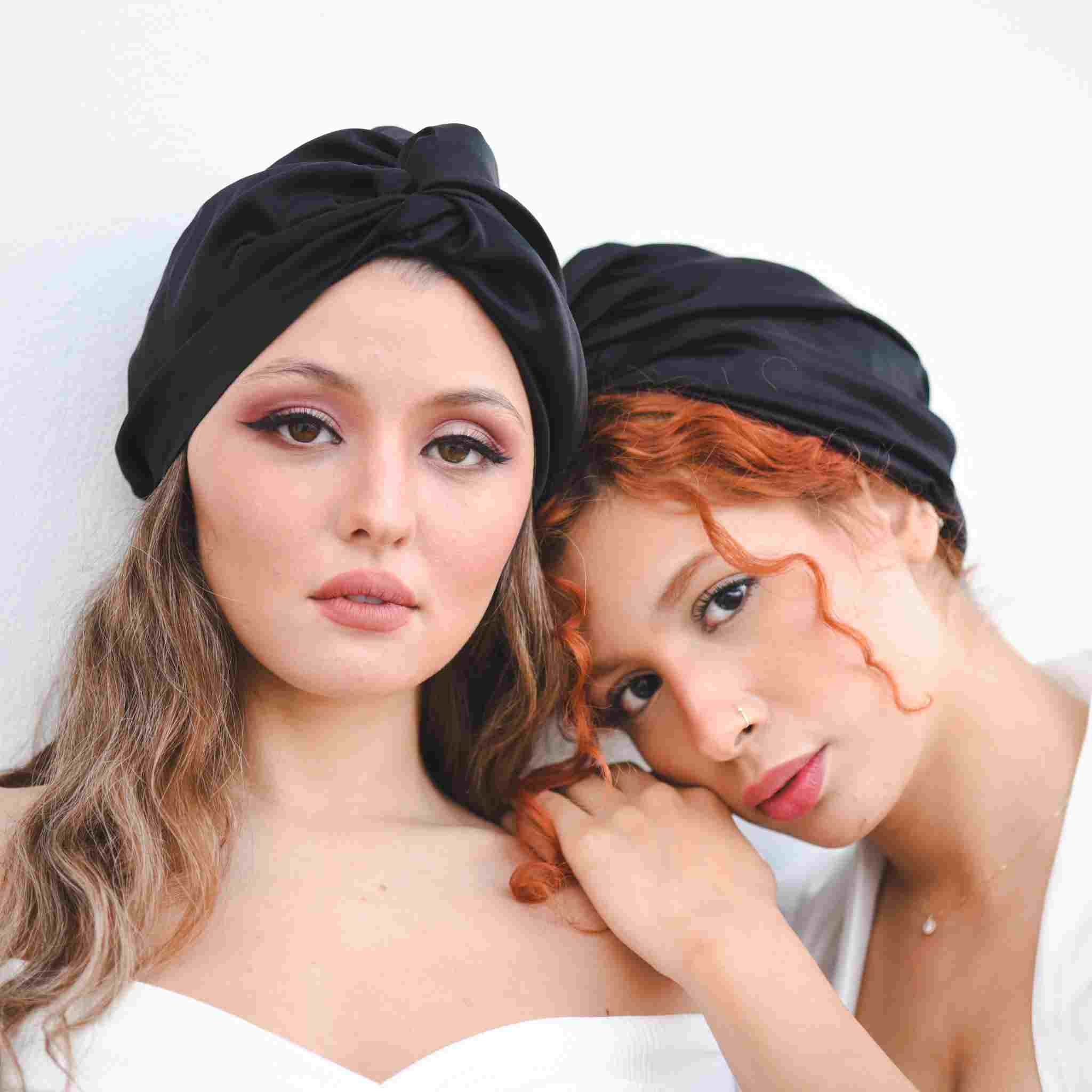 Boutique en ligne de turban en soie pour femme et bonnet de nuit pour cheveux bouclés, frisés ou afro. Le turban en soie prend soin de vos cheveux toute la nuit et préserve la fibre capillaire des frictions qui fragilisent les cheveux. Accessoire cheveux indispensable