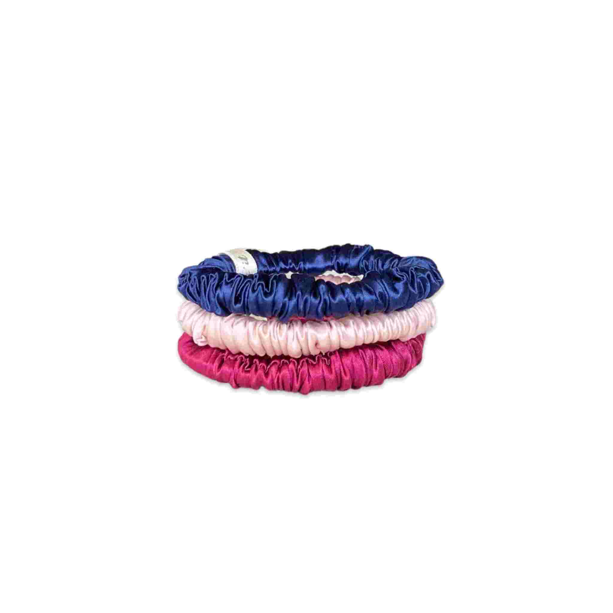 Accessoires cheveux chouchous en soie de mûrier fins en rose, bleu et bordeaux. Pack de trois élastiques en soie pure de la marque Scrunch’it Silk, destiné à protéger les cheveux de la casse et à attacher les cheveux sans les abîmer et sans laisser de trace. Anti-casse et ne laisse pas de trace d’élastique sur les cheveux.